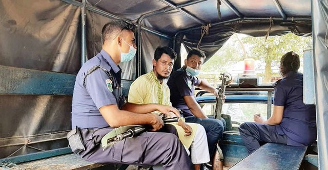 স্বামীর প্রাইভেটকার থেকে ঝাঁপ দিয়ে স্ত্রীর মৃত্যু